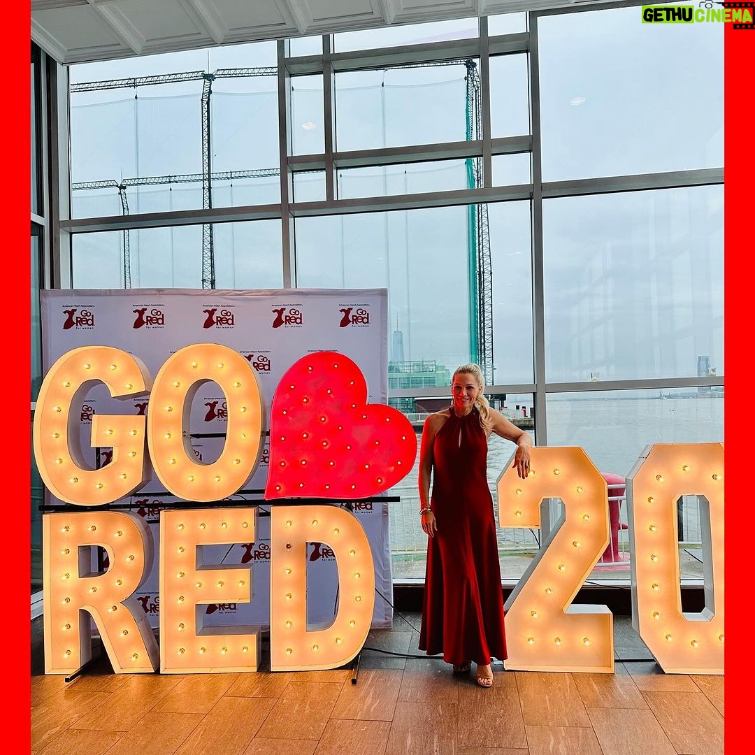 Jennie Garth Instagram - Feeling incredibly grateful for the opportunity to share my voice as the keynote speaker at last night’s Go Red for Women experience in NYC, thanks to the American Heart Association. ❤️ It was an honor to stand alongside such inspiring women and advocate for heart health! ❤️🗽#GoRedForWomen #americanheartassociation #GRFW 💄@taylorfitzgerald_ 👱🏻♀️@valeriethehairstylist New York, New York
