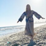 Jennie Garth Instagram - I don’t know about you but once in a while I need a reset! Life is always moving so fast, and sometimes I need to just shut it all off 🤪 The ocean is so soothing and always washes all my worries away.🌊 Tell me your fave way to reset, I need more ideas 🙃 Oh also, my daughter @raylolaray made me this amazing coat!!🤩 🖤JG #ichooseme #reset #ocean #mentalhealth