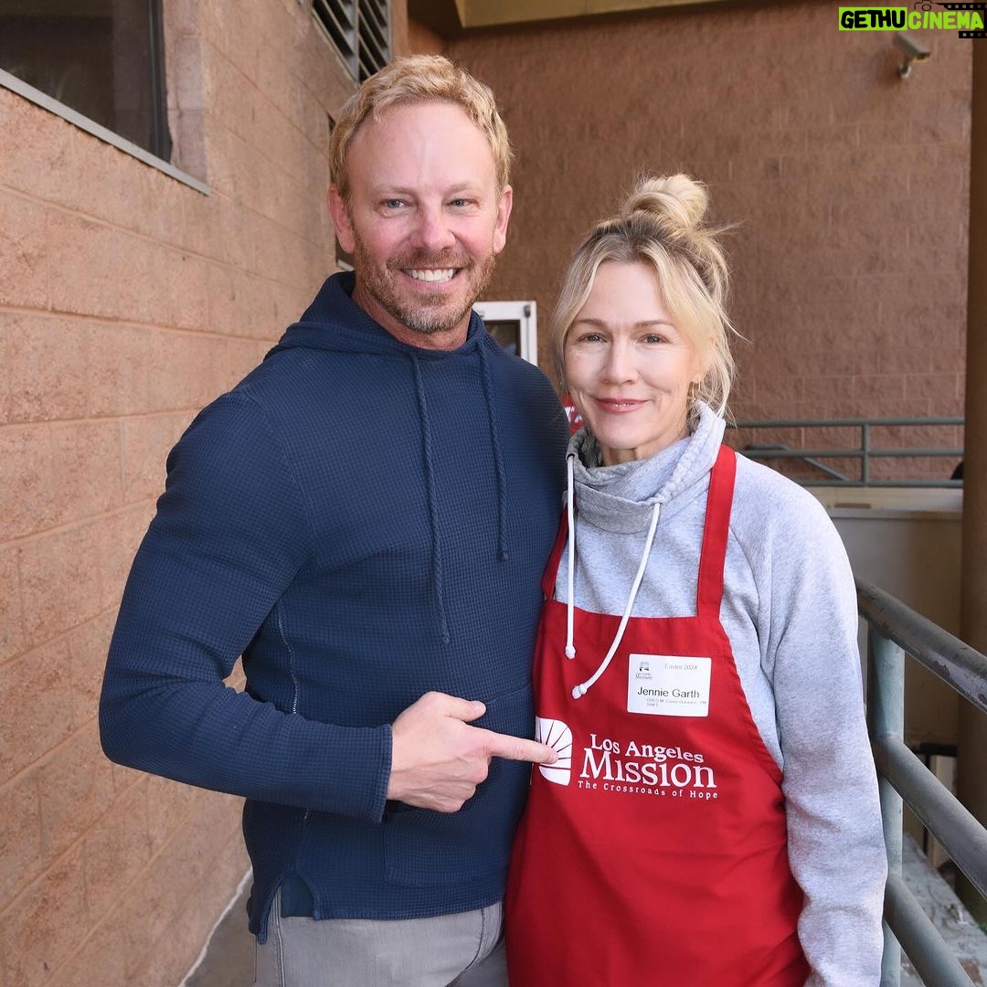 Jennie Garth Instagram - Happy Easter everyone! π£ We always love spending time at @thelamission with our community, particularly the increasing number of individuals and families facing homelessness. And loved seeing old and new friends there tooπ€© The Los Angeles Mission is dedicated to bringing the Easter spirit by providing warm meals, hot showers, and comfort to those less fortunate in our city. The last shot is just cuz, well itβs Easter!π°π°π°π°π°π°π°π°π°π°π°π° (turn up the volume to hear him nibbleπ) #easter #volunteer #family #LA #mission