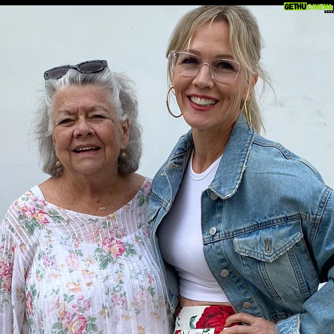 Jennie Garth Instagram - These women π There are so many incredible women in my life that have shaped me into the woman I am today. I am so grateful for all of them!! Happy #internationalwomensday to all the women everywhere! #women #love #family #whoruntheworld