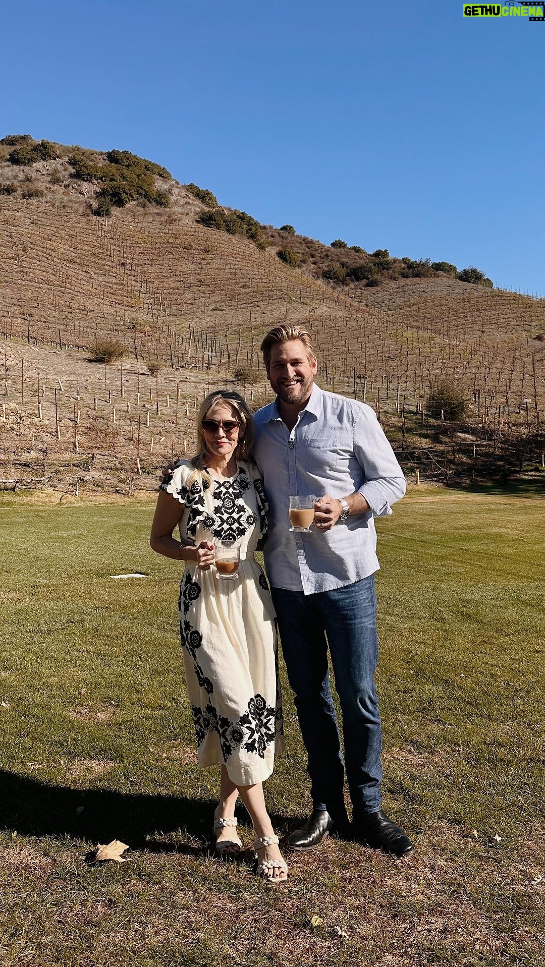 Jennie Garth Instagram - This week’s #GettingGrilled guest let me play a part in the iconic “Beverly Hills, 90210“ opening credits. Thanks @jenniegarth! Watch this Sunday and shop #GettingGrilled with @CurtisStone - streaming FREE, only on @QVCHSNPlus! Or listen in each Tuesday wherever you find your podcasts. #BeverlyHills90210 #90210