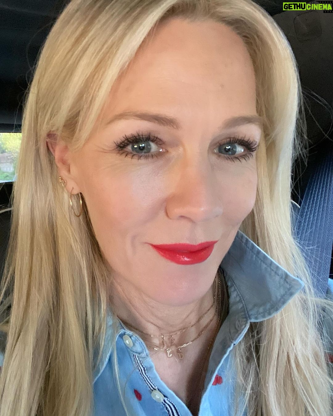 Jennie Garth Instagram - The future is red! ❤️💋🌹💃🏼❣️And I am here for it. Thank you for all that you do @nancyatheart and @american_heart I am so proud to be an ambassador for heart health and work to spread the word to women everywhere about how important it is to take care of ourselves. Here’s a message to all my insta fam…It’s heart month and there’s still time to set up that Dr appt to have your heart checked out! Go find out your numbers (cholesterol, blood pressure, bmi are a few I like to keep my eye on!) Also, remember if you have heart disease in your family it’s def time to find a cardiologist and get proactive. I❤️u 🖤JG #ichooseme #wednesday #hearthealth #love