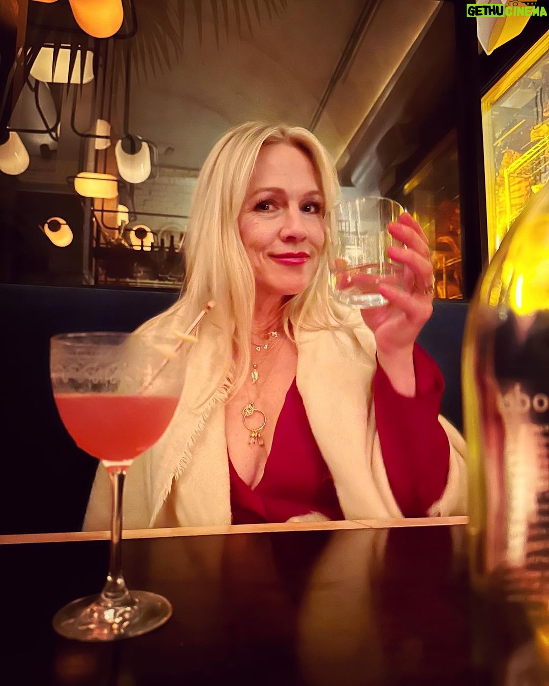 Jennie Garth Instagram - Happy day after Valentine’s Day to all the lover’s of love ❤️ 🖤JG Gwen