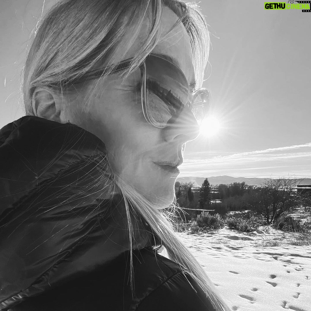 Jennie Garth Instagram - Happy #MLK day everyone- 🖤JG #healing #understanding #growth #love #gratitude