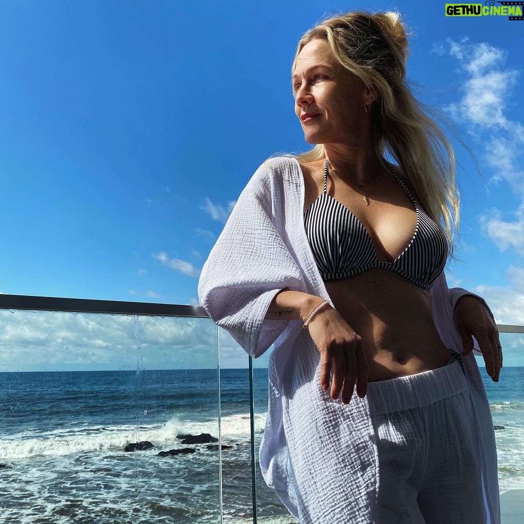 Jennie Garth Instagram - These three things are everything. Everywhere. All at once✨ 1. This ocean air 2. My family 3. My dog Pearl Tell me your top 3 things that you are grateful for today! 🤩 🖤JG #ichooseme #choices #gratitude #daily Malibu, California