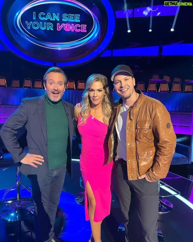 Jennie Garth Instagram - 🎼Is this the real life? Is this just fantasy? 🎶 It's QUEEN NIGHT tonight on I CAN SEE YOUR VOICE! And yours truly is a guest detective so tune to Fox tonight at 8pm/7c. This was one of my favorite experiences not only because I adore @kenjeong but I loved hearing all the talented voices...plus I'm very competitive so do you think I chose correctly? Who do *YOU* think is a good singer? 🎤 @seeyourvoicefox #ICanSeeYourVoice