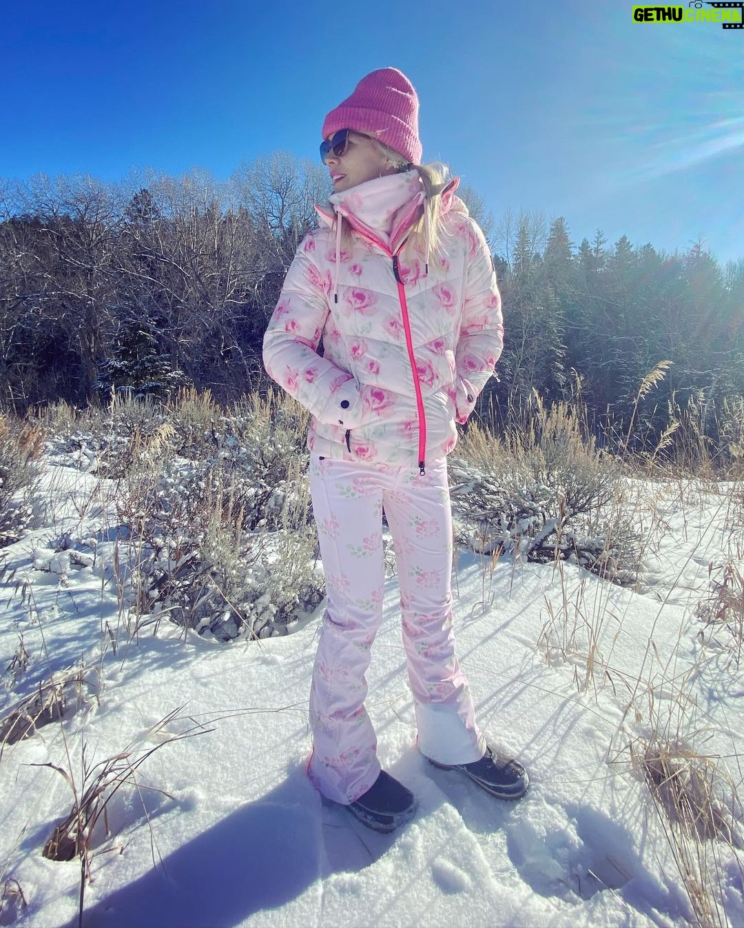 Jennie Garth Instagram - Family hike time! ❄️🥾⛄️We went deep into the woods and saw the most beautiful icy river and tracked wild animals (they were all hiding from us, I guess they saw us coming lol) Our outdoor fits by: @loveshackfancy x @bogner @ferastyle @kjus @thenorthface @carhartt