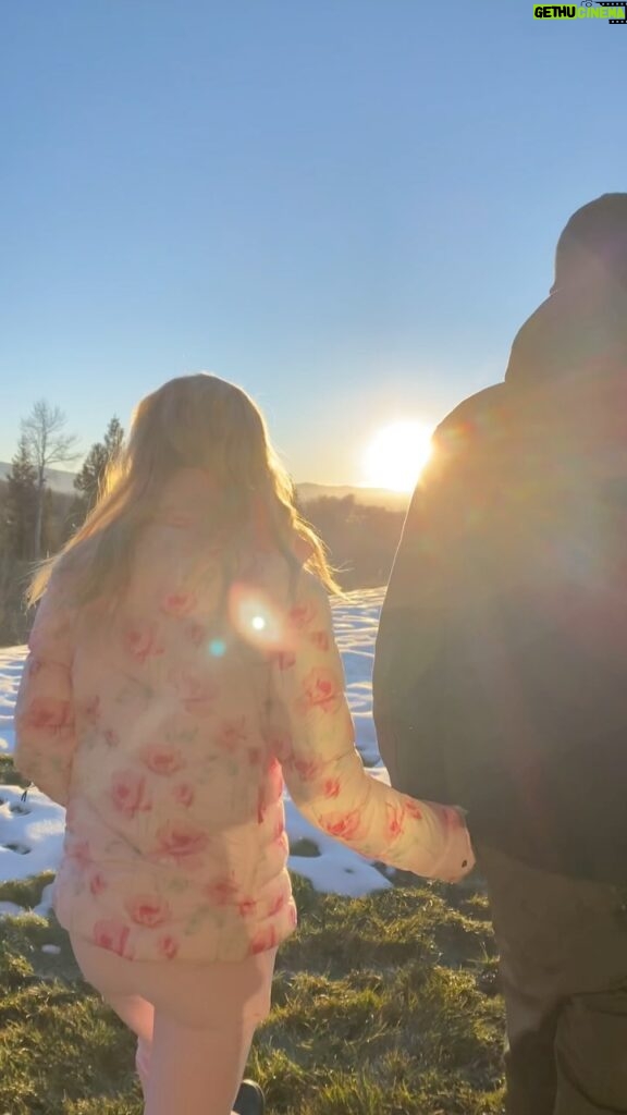 Jennie Garth Instagram - I love our adventures @dirvla❤️ Every year we make time to get to the mountains. There’s just something about the solitude and quiet when you’re surrounded by trees and nature that fill us up like nothing else. Reconnects us. And if you’re lucky you’ll get that magical snow! ❄️ Ask yourself what you need to unwind from the whirlwind of life and what you can do to strengthen your relationship, listen to yourself and make it happen! Make YOU your priority! 🖤JG #ichooseme #happysunday Do you prefer the mountains 🏔️ or the beaches 🏝️ when you want to relax? 💕Also loving this winter collection collab with my friends @loveshackfancy x @bogner.official @bogner.fireandice 💕 Teton Valley, Victor, Idaho