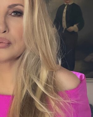 Jennifer Coolidge Instagram - Swan Song screening in LA last night Woohoo!! It was incredible !! But creepy kid from 1850 showed up in my background geez...