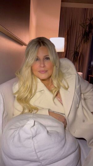Jennifer Coolidge Instagram - Guess who’s coming to the spectacular @Sydney, Australia in June?! 💕🇦🇺 And the best part… #MikeWhite is coming too!

@VividSydney tickets on sale now at the link in bio xoxoxo 

#VividSydney