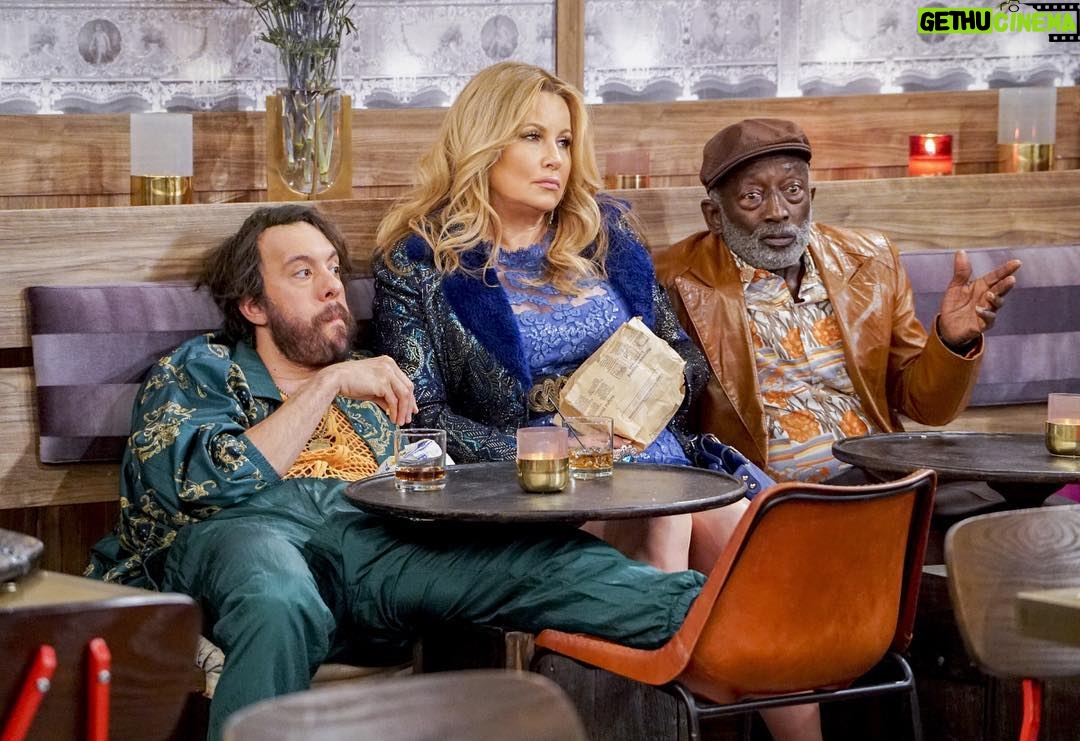 Jennifer Coolidge Instagram - Get your popcorn ready, my programs are on! @2brokegirlscbs