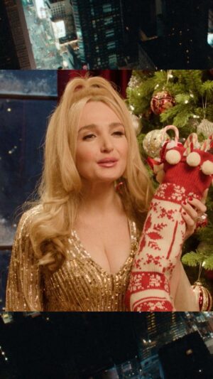 Jennifer Coolidge Instagram - Wow! A massive thanks to Saturday Night Live!! and to the exceptionally brilliant impressionist @ChloeIsCrazy with your hilarious imitation!!

Also, congrats to the new cast members!! I know how hard it is to get on that show, I tried my ass off to be one but you actually made it!! What a feat! Happy holidays to you all!! ❤️💕💕❤️💕💕💋🎷🎷 #Repost @NBCSNL