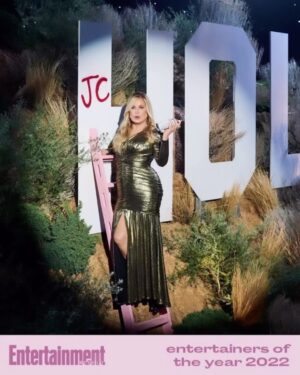 Jennifer Coolidge Instagram - There’s something ironic and funny that undoubtably one of the greatest entertainers of all time is doing me this honor! 

Thank you to the amazing @ArianaGrande for interviewing me, and to @EntertainmentWeekly for having me as one of your #EntertainersOfTheYear 2022! 🥰

#TheWhiteLotus #TheWatcherNetflix