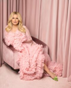 Jennifer Coolidge Instagram - The Aussies! Never met one I didn’t like 💕❤️🇦🇺💕❤️ Such an alive group of talented people! Thank you for this unforgettable shoot💋 @BazaarAustralia Photographed by @polly_borland & @sullivanstrumpf Styled by @jilliandavison Set design by @ariana_nakata @walterschupfermanagement Words by @pattyhuntington Hair by @claytonhawkins @aframe_agency Makeup by @melissahernandez @thewallgroup Manicure by @nailzbyvee @forwardartists Executive producer @defalcosamantha Local production @cynthiahadden Special thanks to @gaellepaul @aframe_agency