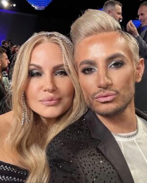 Jennifer Coolidge Instagram - It was a monumental night at the @GLAAD Media Awards! ✨ More important than ever to support the LGBTQ+ community 🏳️‍🌈 Thrilled to be there on such an important night!

Extra thanks for the gracious acknowledgement and for arranging my special surprise, @JaneLynchOfficial! 
It really was an extraordinary night ❤️💕❤️💕 You always kill it @Margaret_Cho xoxoxo

Watch the #GLAADawards tonight at 7pm PT / 10pm ET on @Hulu 💋 

#SarahKateEllis #KristenHenderson #JaneLynch #ChristinaAguilera #SarahMichelleGellar #FrankieGrande #BadBunny #RickyMartin #GeenaDavis #BillyEichner #CheyenneJackson #Fletcher #OrvillePeck #GabrielleUnion #Shangela #AnthonyAllenRamos