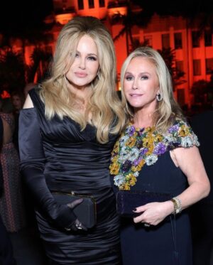 Jennifer Coolidge Instagram - Thank you for the fab party @VanityFair !!! You went above and beyond…. A bunch of expert party planning people involved that was very clear - Just when you thought you couldn't wear your  excruciating heels for one more sec.... A girl (yeah they're like way more substantial) and boy came over to me and asked me if I'd like to wear some comfortable shoes home --I said “YESSSS! Are you serious!?” So they handed me a pair of black "Rothy's"..... They made sure to tell me that they were  made from 100% recycled materials (mostly plastic bottles) Oh my god what a brilliant idea and it changed my night in an instant...and it turned my night into a dream!!!🙏❤️🙏❤️💋💋XOX