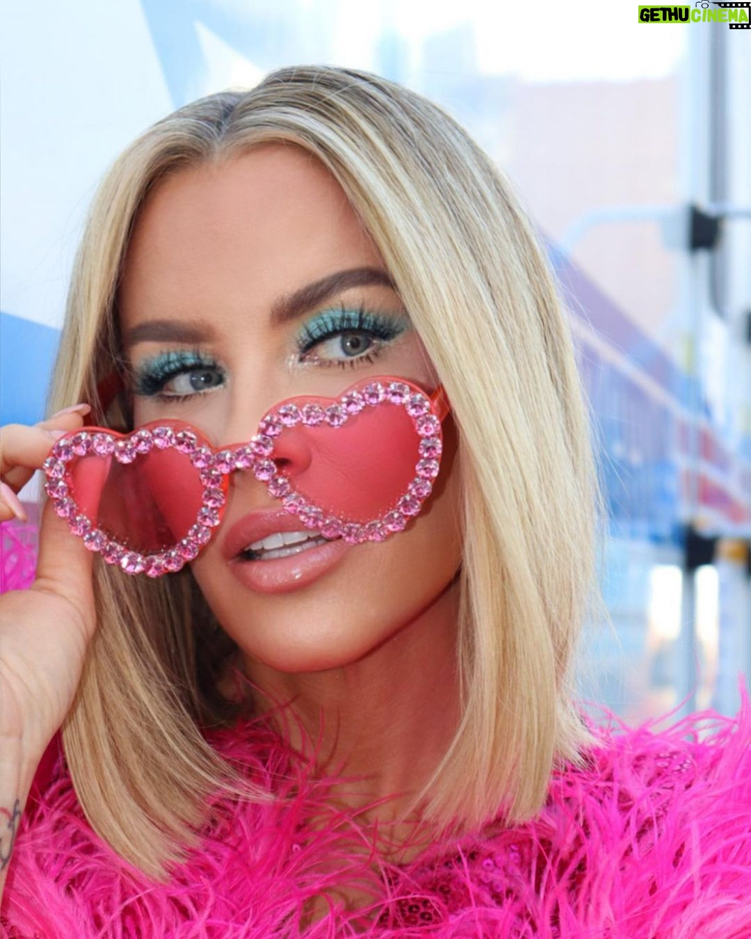 Jenny McCarthy-Wahlberg Instagram - Who doesn’t love a good Elton John night? Thx to my @maskedsingerfox glam squad for always making me look way cooler than I am. 💖😎 #eltonjohn #makeuplooks #hairtransformation #fashion #makeupobsessed #maskedsinger.