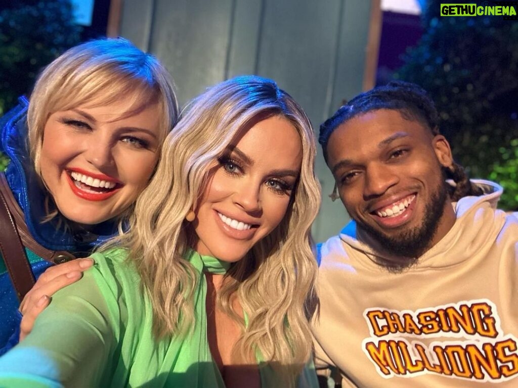 Jenny McCarthy-Wahlberg Instagram - What a sweet show tonight. Loved that @malinakerman and @d.ham3 joined us! #themaskedsinger
