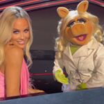 Jenny McCarthy-Wahlberg Instagram – My favorite blonde in the biz, @realmisspiggy joins @maskedsingerfox tonight. Hope you tune in. They also make me sing on stage tonight. I will be hiding under my bed during that part. 🤦‍♀️🤣