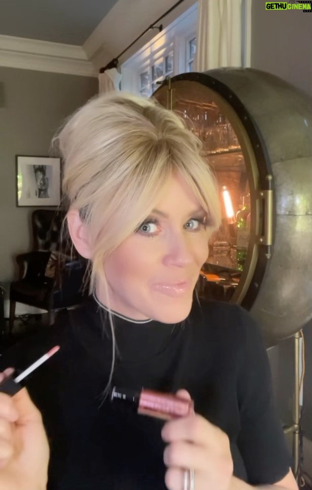 Jenny McCarthy-Wahlberg Instagram - So excited to tell you that I’ll be on The Beauty Edit next week to chat about my @formlessbeautybyjenny lipgloss 💋 Hope you guys can tune in on June 8th at 6pm EST / 3pm PST. You can purchase on @talkshoplive. Link in bio. #vegan #crueltyfree #lipgloss #madeinusa #thebeautyedit