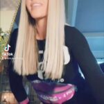 Jenny McCarthy-Wahlberg Instagram - Bringing it all the way back to #1989 🤸‍♀️ #bringbackthetime @nkotb @donniewahlberg #timewarp #dancechallenge