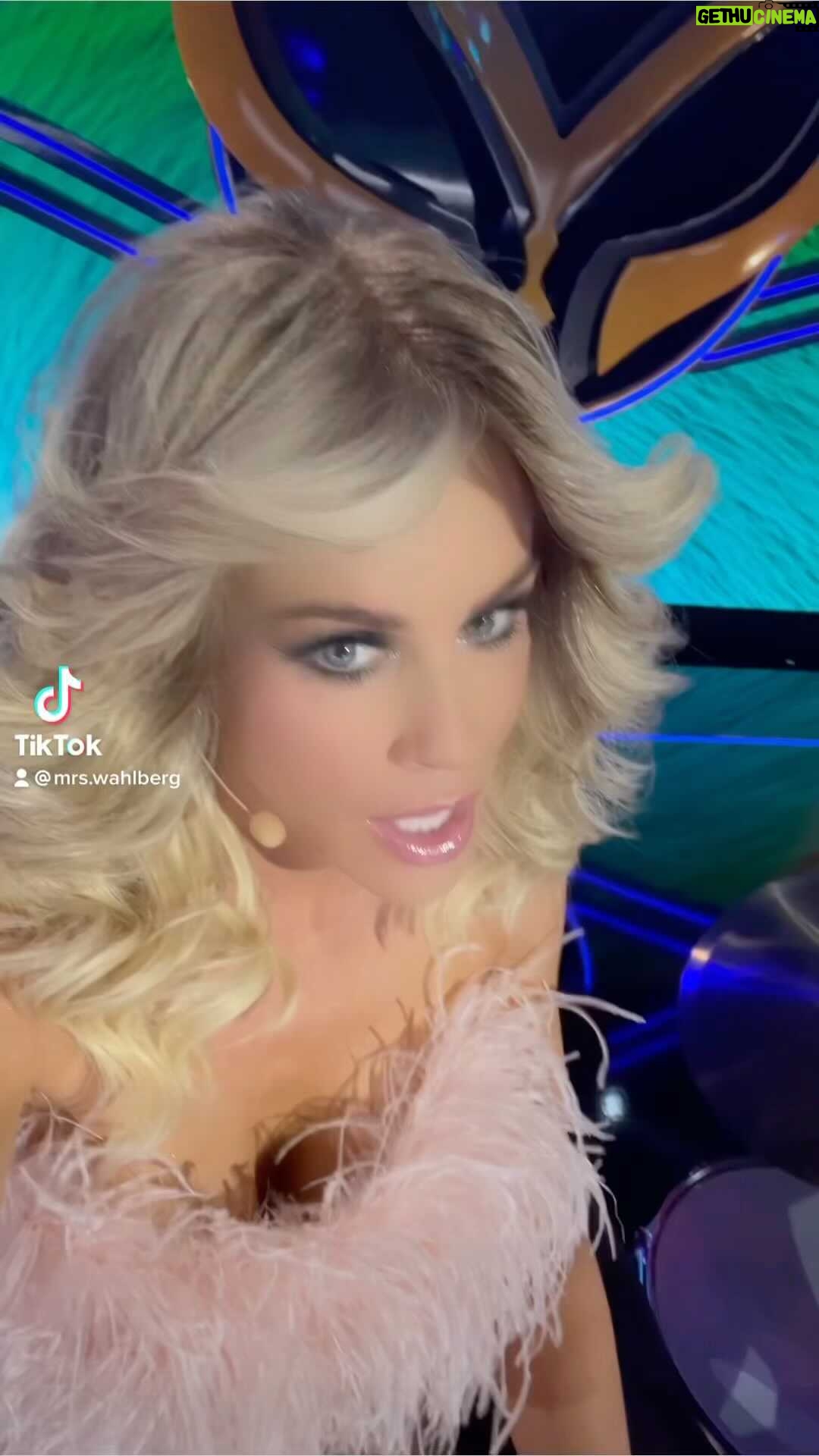 Jenny McCarthy-Wahlberg Instagram - I fo sho bring the drama tonight. π€£ Hope you tune in @maskedsingerfox π Makeup: @beautybyangee Hair: @rickhenryla Wardrobe: @warrenalfiebaker Fabulous outfit: @jovanifashions #lipgloss @formlessbeautybyjenny