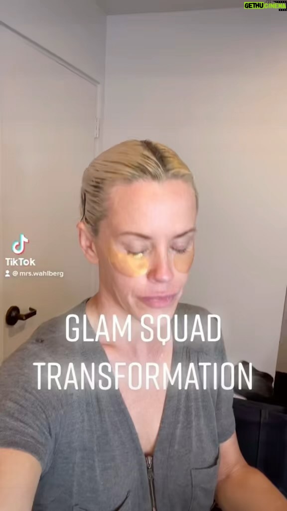 Jenny McCarthy-Wahlberg Instagram - Wearing the color of #Love from @formlessbeautybyjenny LINK IN BIO @maskedsingerfox is on tonight! Makeup: @beautybyangee Hair: @rickhenryla Stylist: @warrenalfiebaker Designer: jovanifashions