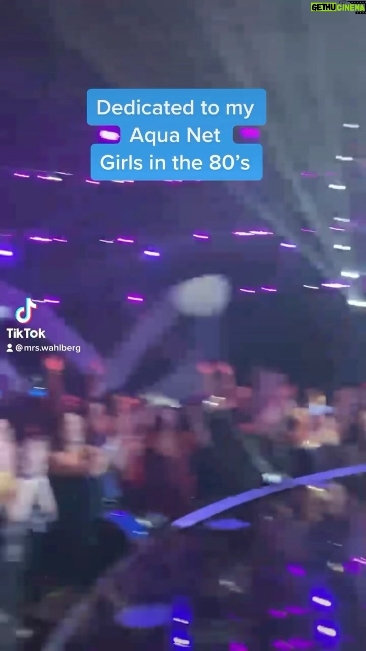 Jenny McCarthy-Wahlberg Instagram - I still use the same amount of hairspray. 🤪. We go back in time on @maskedsingerfox tonight. Hope you tune in. 💃 Class of 1990 baby! #themaskedsinger #dance #sing #lipgloss #hairstyles