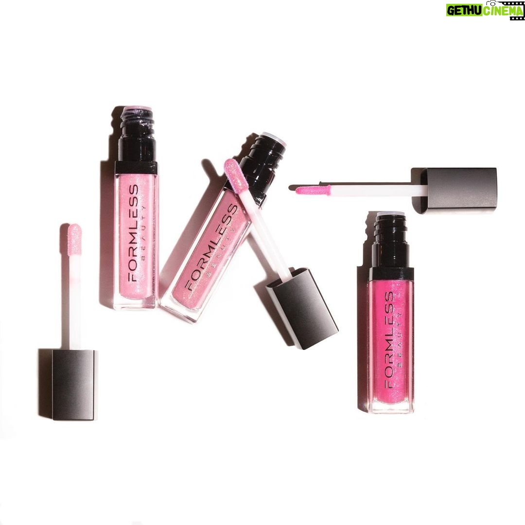 Jenny McCarthy-Wahlberg Instagram - Pretty in pinks! #Love #Manifest #Dream. Link in BIO 💕💕💕@formlessbeautybyjenny #lipgloss #lipglossaddict #lipglossjunkie #makeupartist #makeup #makeuplooks #makeuptutorial