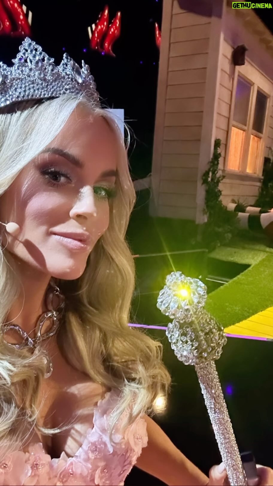 Jenny McCarthy-Wahlberg Instagram - Don’t miss tonight’s episode of @maskedsingerfox #wizardofoz theme night. It’s SO much fun. If you have kids, it’s a must watch! Promise. ❤️. #themaskedsinger #gamenight #familynight
