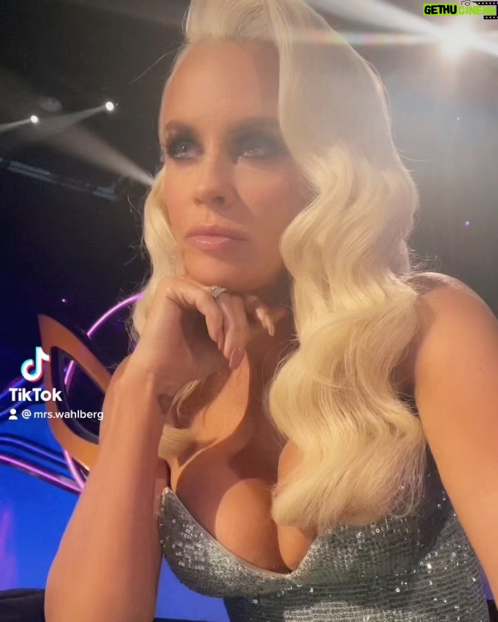 Jenny McCarthy-Wahlberg Instagram - All new @maskedsingerfox is on tonight! Hope you join me. ❤️