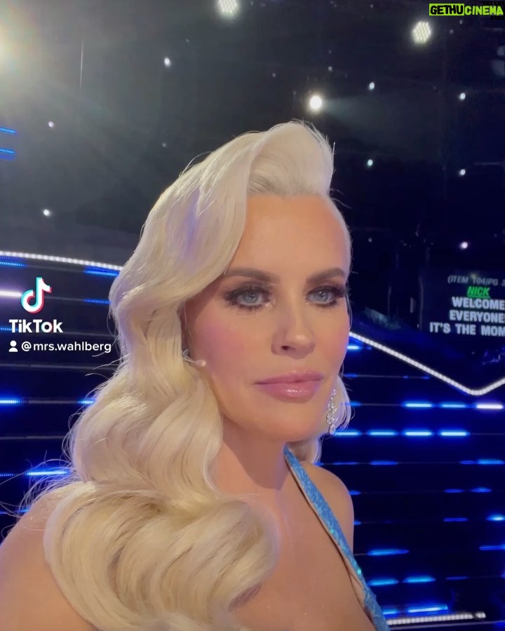 Jenny McCarthy-Wahlberg Instagram - Kidding. 😂. Love you @kenjeong ❤️. All new @maskedsingerfox tonight. It’s a good one!!! #themaskedsinger