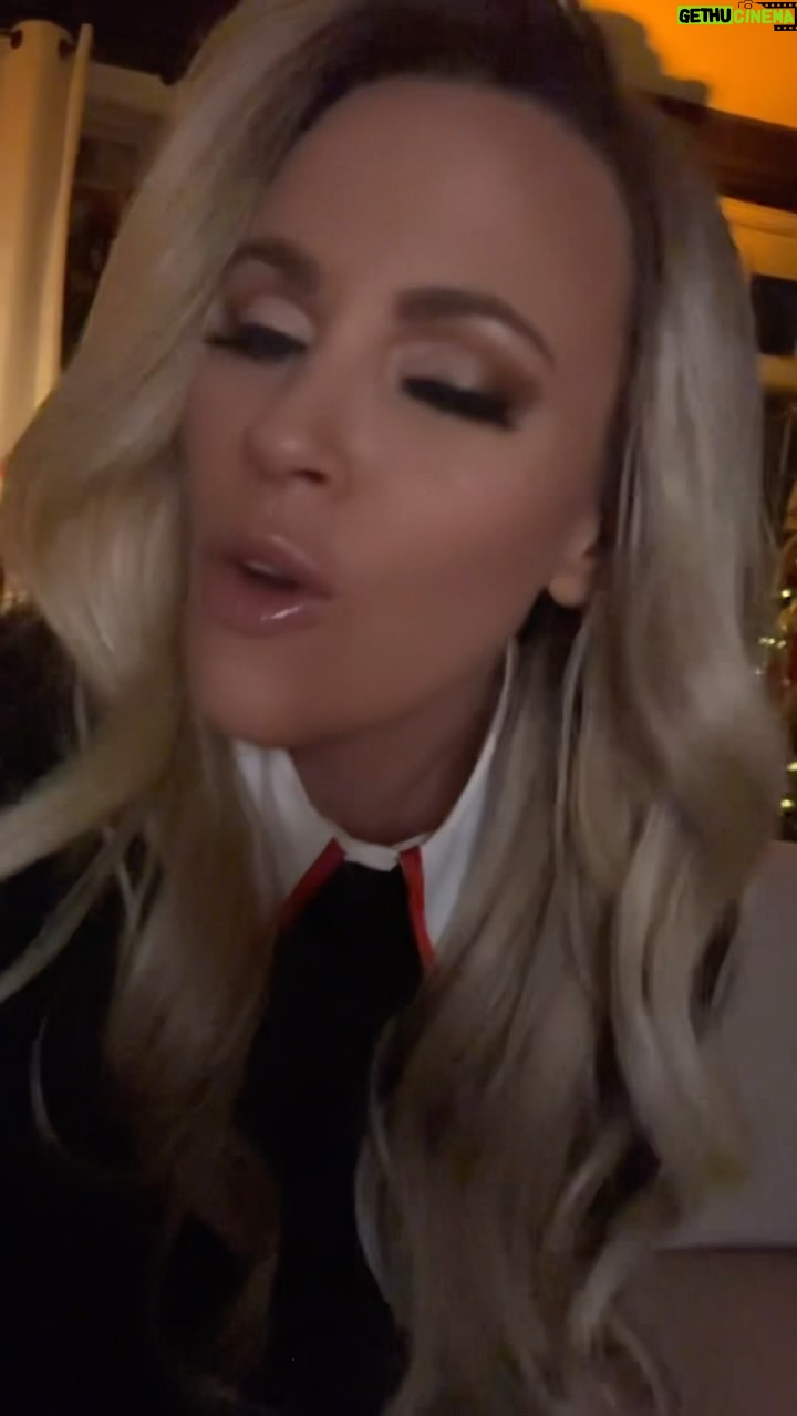 Jenny McCarthy-Wahlberg Instagram - Surprise! Surprise! Formless Beauty Holiday Bundle Sale! 15% off and free shipping on all bundles. Plus, get automatically entered to win a Hollywood glam night with me when you buy a bundle! No purchase necessary, see website for details. There’s still time to shop and ship for the Holidays for every bestie on your list ❤️. #giftideas #crueltyfreebeauty #vegan #makeuptutorial #makeupartist