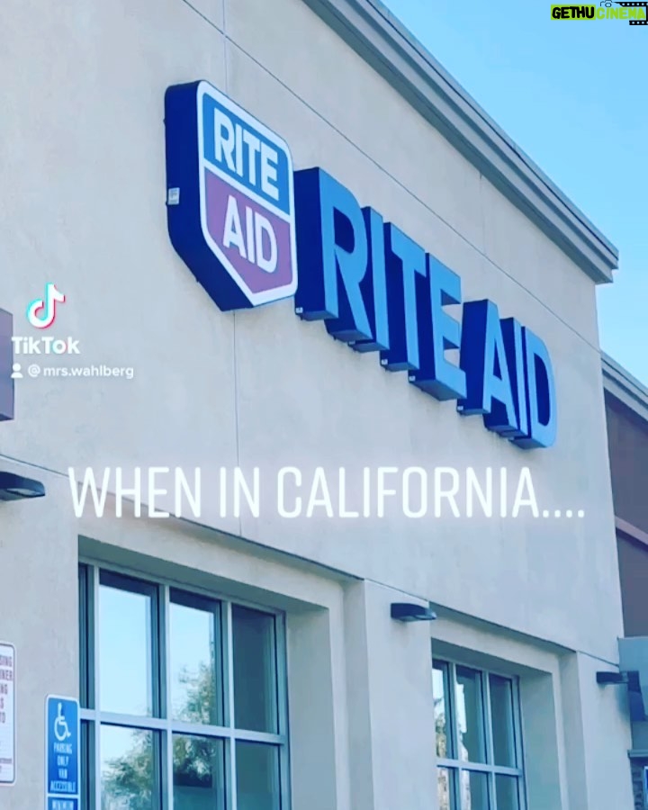 Jenny McCarthy-Wahlberg Instagram - On a mission to stock up. Only in #california @blondiesbyjenny #hardseltzer #spikedseltzer link in bio to ship to your front door (in most states) 💃🍸 go get it!