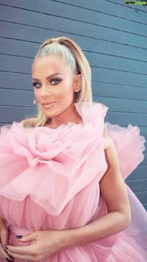 Jenny McCarthy-Wahlberg Instagram - Season 10 sneak peek of @maskedsingerfox is tonight! I hope you join me.💖 #makeup #fashion #makeuplooks #hairstylist #hair #lipgloss #hairinspiration #makeupinspiration #makeuplover