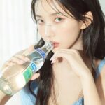 Jeon So-yeon Instagram – Fixing Dew Cushion💧
맘에 든다아 
@toocoolforschool_official  #투쿨포스쿨 🖤💙💛