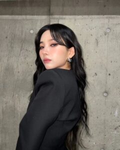 Jeon So-yeon Instagram - 네버버💕 네버버 덕에 마마에서 이렇게 좋은 상과 멋진 추억 남길 수 있었어요 너무 고맙고 사랑해요💜 Japan