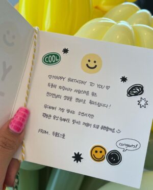 Jeon So-yeon Instagram - 너무 행복한 날이었어요💛
내일 부터는 내가 더 행복하게 해줄게 네버버💋 우리 멤버들도 너무 사랑해🌸
우리 투쿨 늘 고마워요🖤 무너덕에 네버버랑 행복한 생일 보냈어요 고마워🐙