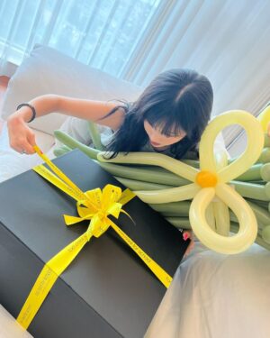Jeon So-yeon Instagram - 너무 행복한 날이었어요💛
내일 부터는 내가 더 행복하게 해줄게 네버버💋 우리 멤버들도 너무 사랑해🌸
우리 투쿨 늘 고마워요🖤 무너덕에 네버버랑 행복한 생일 보냈어요 고마워🐙