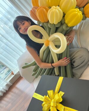 Jeon So-yeon Instagram - 너무 행복한 날이었어요💛
내일 부터는 내가 더 행복하게 해줄게 네버버💋 우리 멤버들도 너무 사랑해🌸
우리 투쿨 늘 고마워요🖤 무너덕에 네버버랑 행복한 생일 보냈어요 고마워🐙