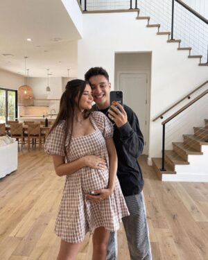 Jess Conte Instagram - happy easter from our fam to yours ☺️💛