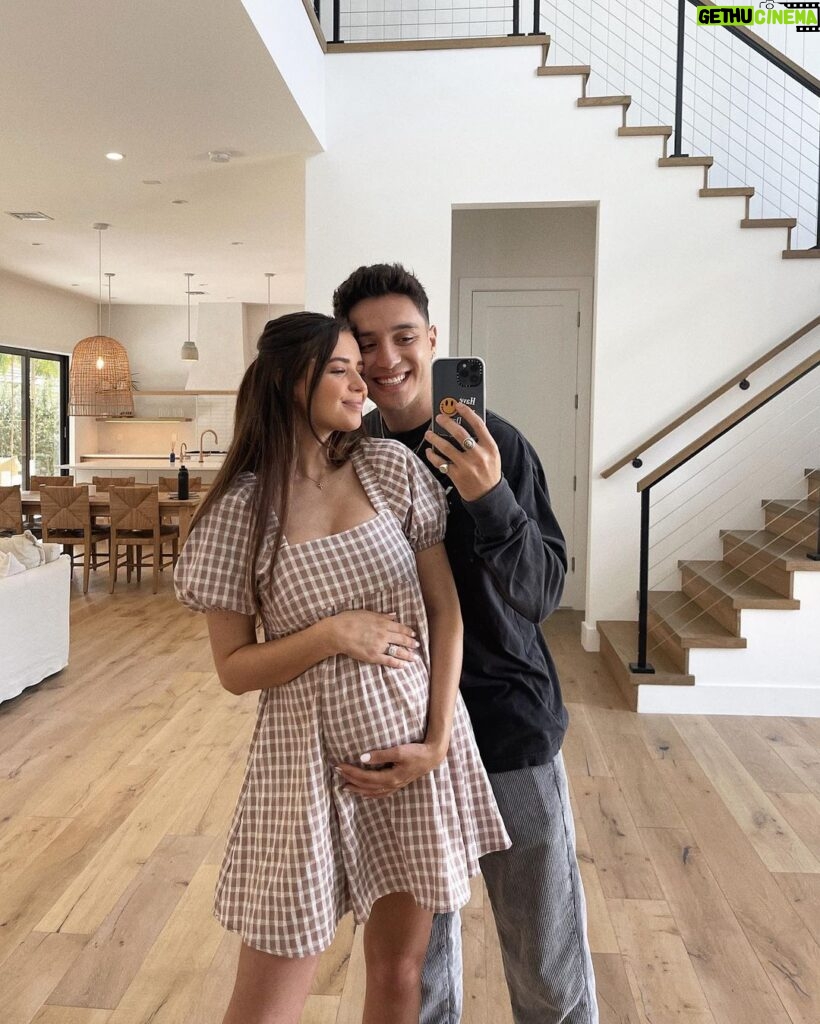 Jess Conte Instagram - happy easter from our fam to yours ☺️💛