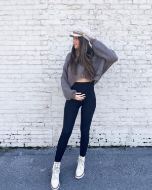 Jess Conte Instagram - we’re officially halfway!! 👶🏼💛