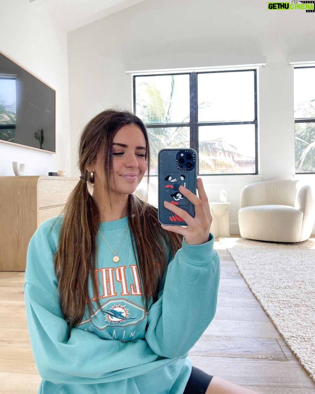 Jess Conte Instagram - i’ve lived in the states for 4.5 years now…i think it’s time for @gabrielconte to take me to a classic american sports game right?! 🤪🤠 what should we go to?! 🏀🏈⚾️ #dermalogicapartner