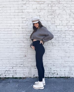 Jess Conte Instagram - we’re officially halfway!! 👶🏼💛