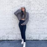 Jess Conte Instagram – we’re officially halfway!! 👶🏼💛