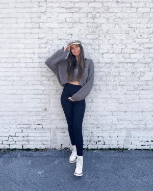 Jess Conte Instagram - we’re officially halfway!! 👶🏼💛