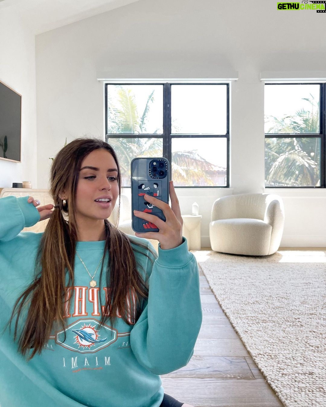 Jess Conte Instagram - i’ve lived in the states for 4.5 years now…i think it’s time for @gabrielconte to take me to a classic american sports game right?! 🤪🤠 what should we go to?! 🏀🏈⚾️ #dermalogicapartner