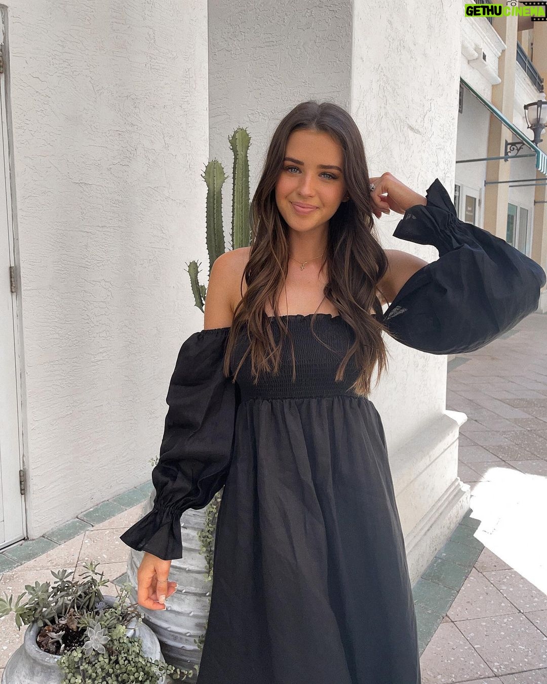 Jess Conte Instagram - happy sunday! today we’re going to church, cleaning the house, meal prepping & scheduling/planning for the week ahead! 🤗🗓 btw, one question i get a lot is about keeping my hair healthy (even when using heat on it) and i really do give credit to using @functionofbeauty the past few years! my goals are always thermal protection, lengthen and nourish roots and it’s been the best for my hair! you can use my code JESS20 to get 20% off your first order if you’d like to give it a try :) #ad
