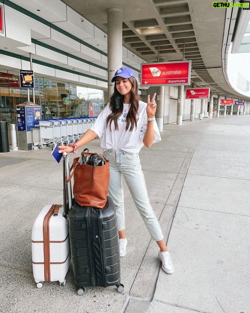 Jess Conte Instagram - and just like that 3 months felt like 1, and it’s time to go back to the US 🥺 it’s definitely bittersweet leaving but i’m really just feeling grateful that we were able to come be with family for that amount of time. something i missed so much 💛 love you forever aus 🇦🇺 Brisbane Airport